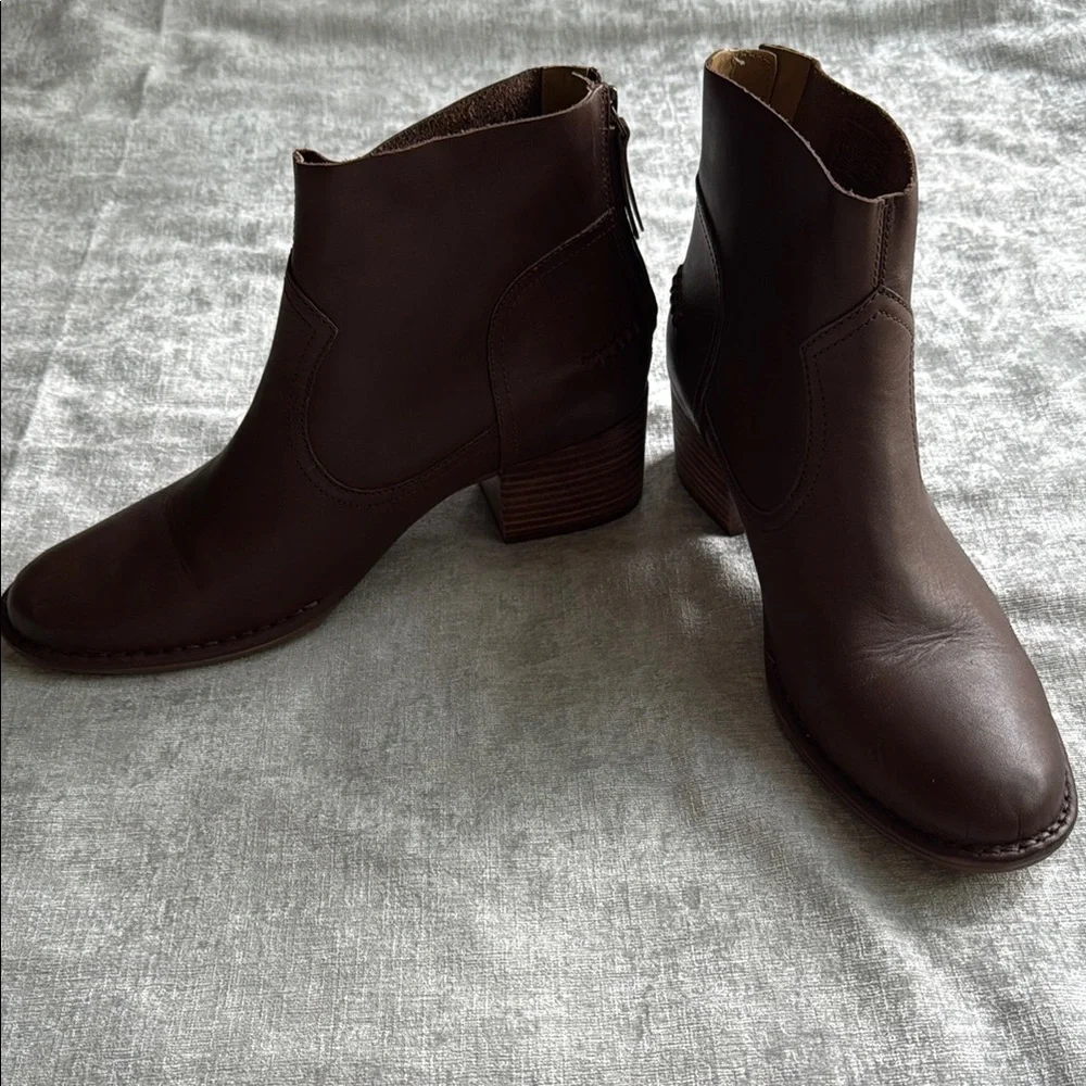 UGG Brown Suede Ankle Booties with Block Heel New Never Worn (11)